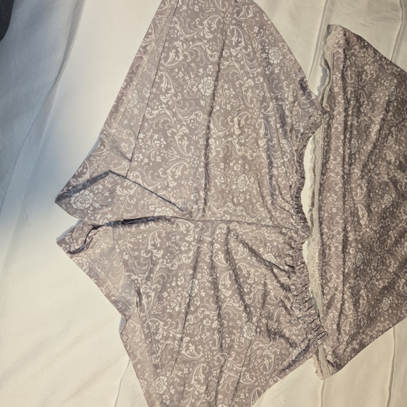 Marilyn Monroe Lace Trim Pajama Set in Soft Purple - Picture 2 of 3